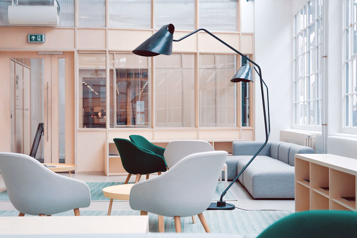 Modernes, helles Studio mit Kreativteam